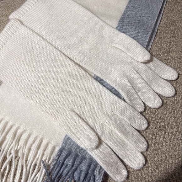 EUC Vintage Ann Taylor White and Grey Cashmere Scarf & Glove Set - Picture 4 of 5